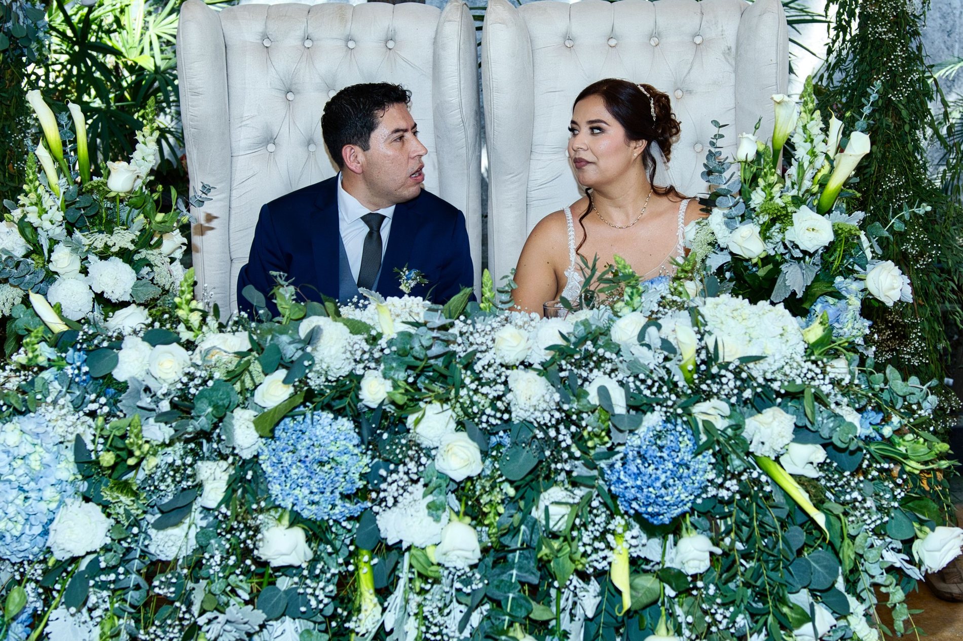 Mesa de novios con decoración floral