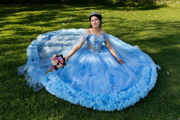 Quinceañera con vestido azul