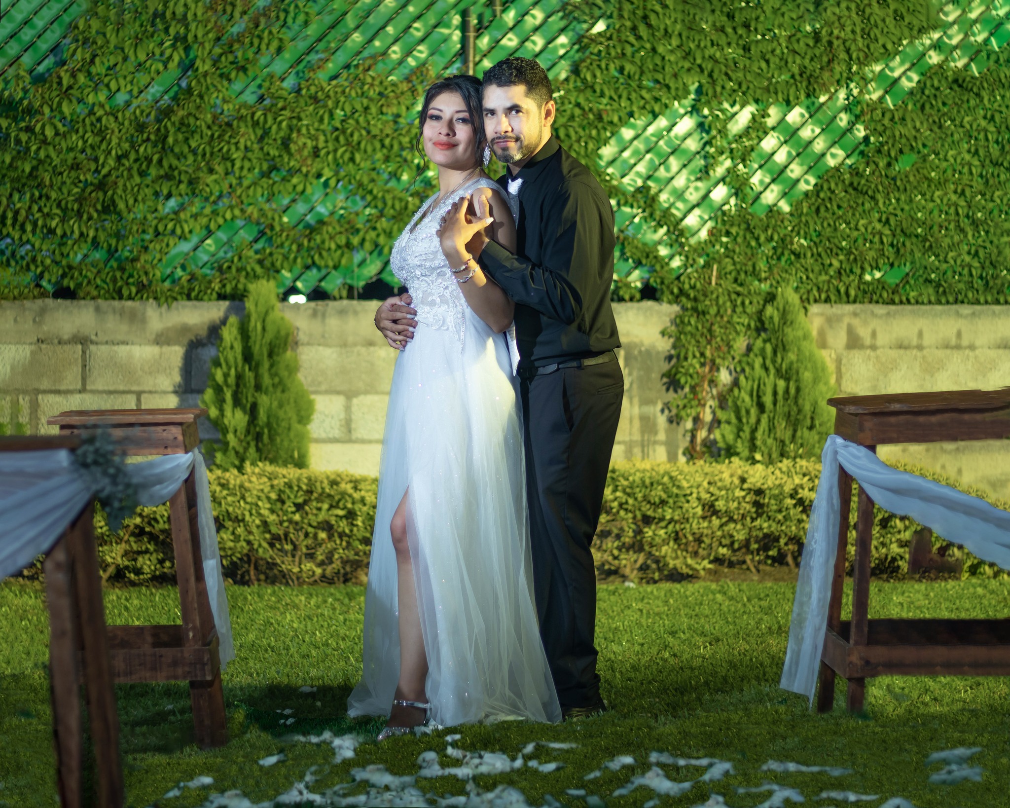 Novia celebrando con ramo