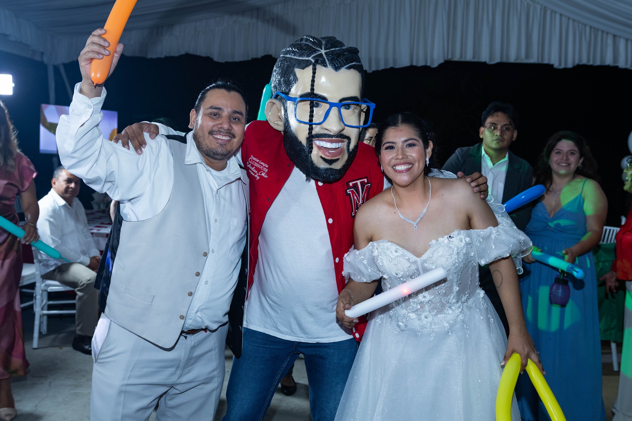 Novios celebrando con botargas